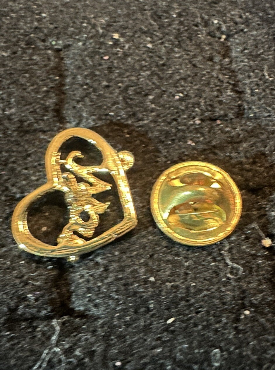 NOS VTG Latest Fashions Gold Tone Mom Heart Lapel Pin