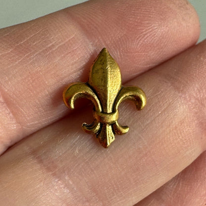 Golden Fleur-de-Lis Lapel Pin Tie Tack – Classic Heraldic Symbol