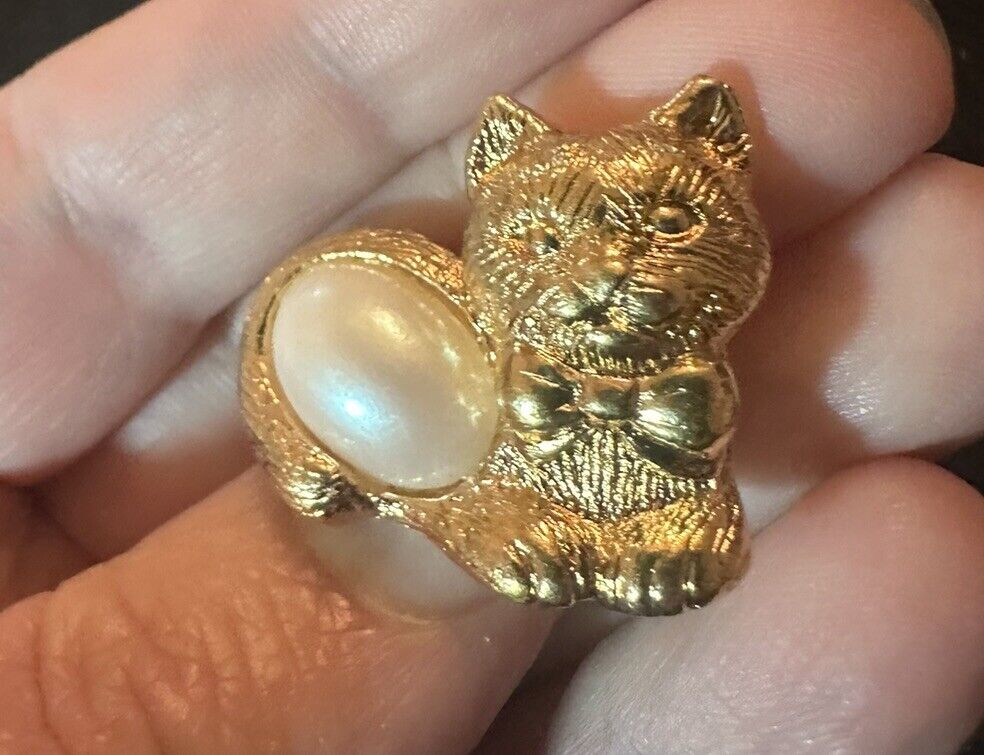 Avon Vintage Pin Tack Cat with Bow and Pearl Gold Tone Brooch