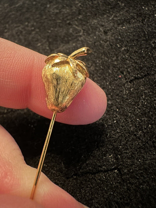 VTG. CROWN TRIFARI BRUSHED GOLD TONE STRAWBERRY FRUIT STICKPIN