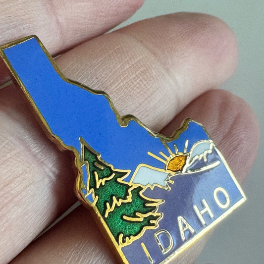 Vintage Idaho State Enamel Pin – Mountains, Pine & Sunrise
