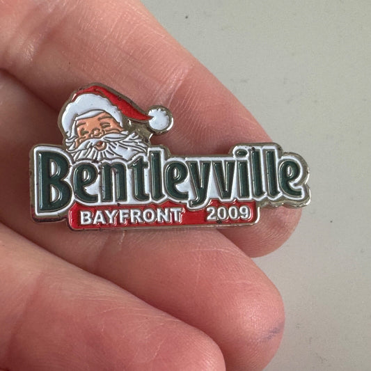 2009 Bentleyville Bayfront Lapel Pin Duluth Minnesota Christmas Santa