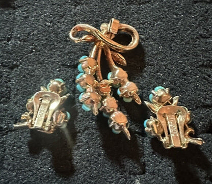 50’S CROWN TRIFARI TURQUOISE LUCITE ‘FORGET ME NOT’ FLOWER EARRINGS AND PENDANT