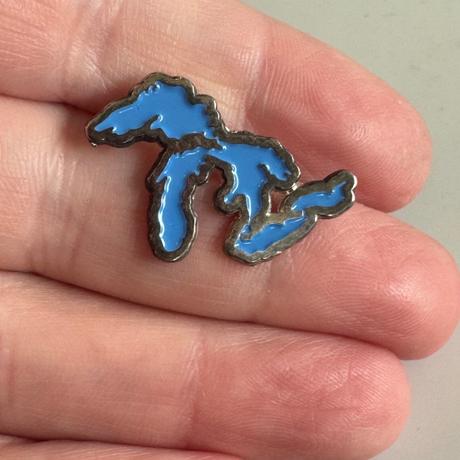 Great Lakes Outline Pin Blue Water Regional Souvenir Lapel Badge