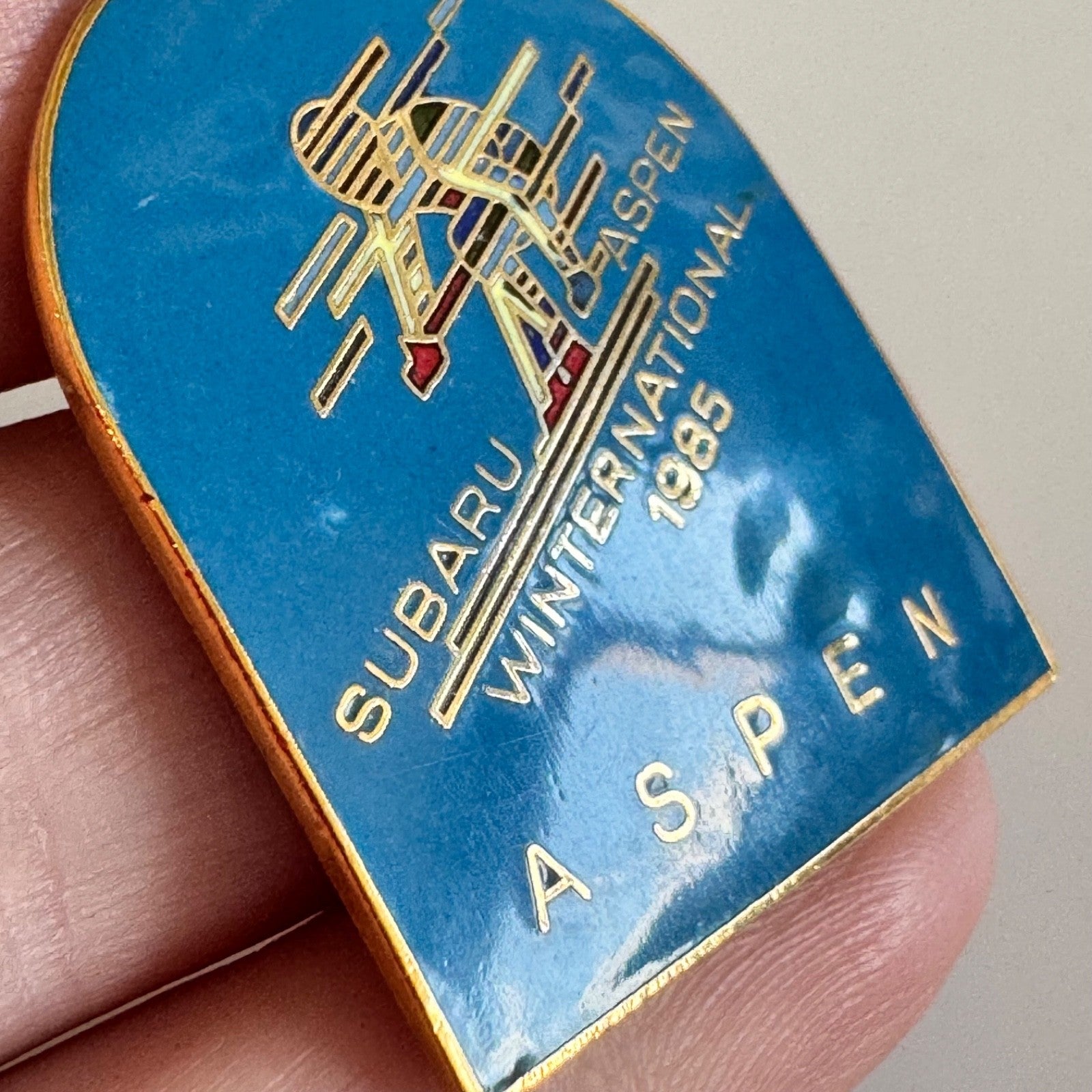 1985 Subaru Aspen Winternational Ski Race Blue Enamel Lapel Pin Badge
