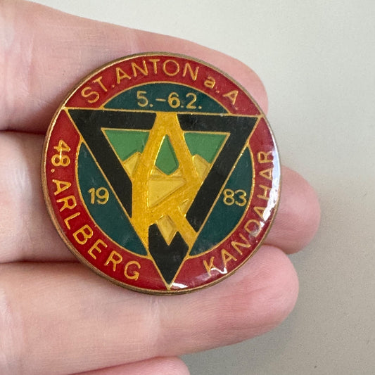 VTG 1983 ST ANTON SKI RESORT ARLBERG AUSTRIA SKI PIN TRAVEL PIN KANDAHAR SKIING