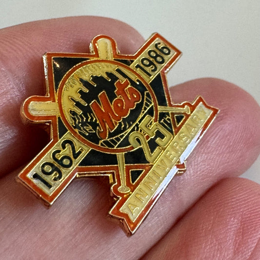 1986 New York Mets 25th Anniversary Logo Lapel Pin Peter David 25 1962