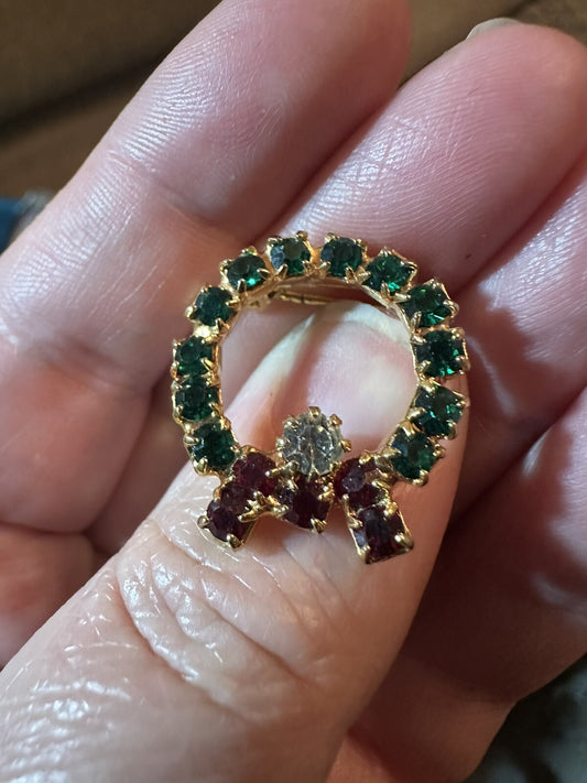 Vintage Classic Christmas Brooch Pin Wreath Bow Red Green Rhinestone Gold Tone