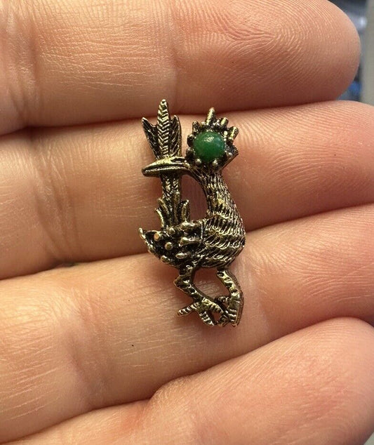 VTG. AMBASSADOR GREEN CABOCHON TEXTURED GOLD TONE ROADRUNNER BIRD TIE TAC PIN