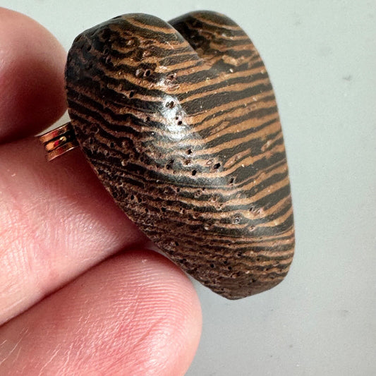 Wooden Grain Heart Brooch – Rustic Decorative Mini Heart Pin