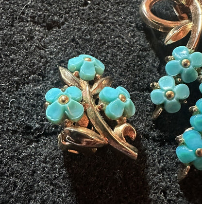 50’S CROWN TRIFARI TURQUOISE LUCITE ‘FORGET ME NOT’ FLOWER EARRINGS AND PENDANT