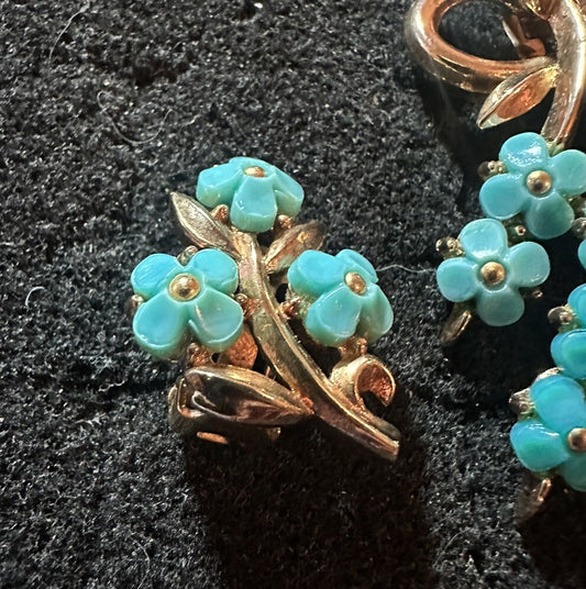 50’S CROWN TRIFARI TURQUOISE LUCITE ‘FORGET ME NOT’ FLOWER EARRINGS AND PENDANT