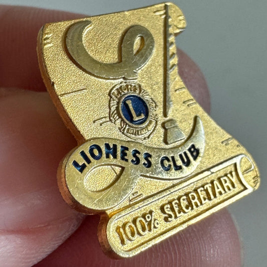 LIONS INTERNATIONAL PIN 100% SECRETARY LIONESS CLUB GOLD TONE