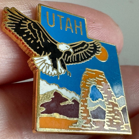 Vtg Utah State Lapel Pin – Eagle & Arches National Park Scenic Souvenir Enamel