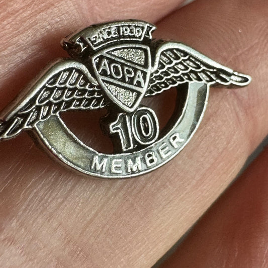 Vtg AOPA 10 Year Member Wings Lapel Pin Aircraft Owners Pilots Assoc Badge