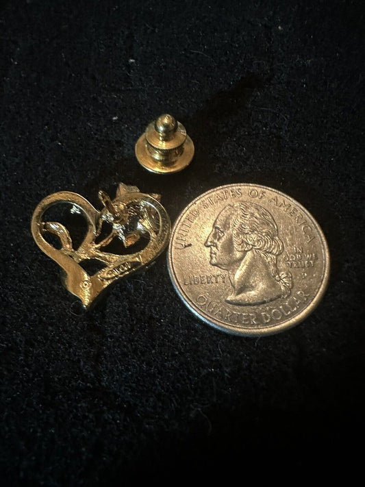 Flower In Heart Brooch Pin Gold Tone Pink Enamel Signed AVON 7/8"