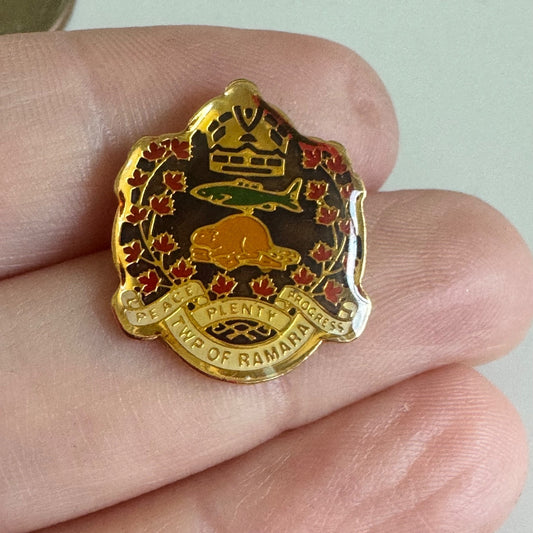 Vtg Twp of Ramara Ontario Canada Crest Beaver Enamel Lapel Hat Pin Badge