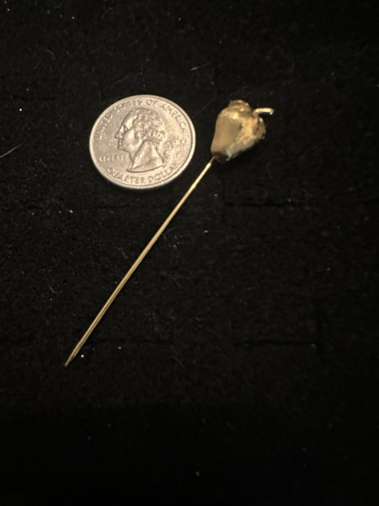 VTG. CROWN TRIFARI BRUSHED GOLD TONE STRAWBERRY FRUIT STICKPIN