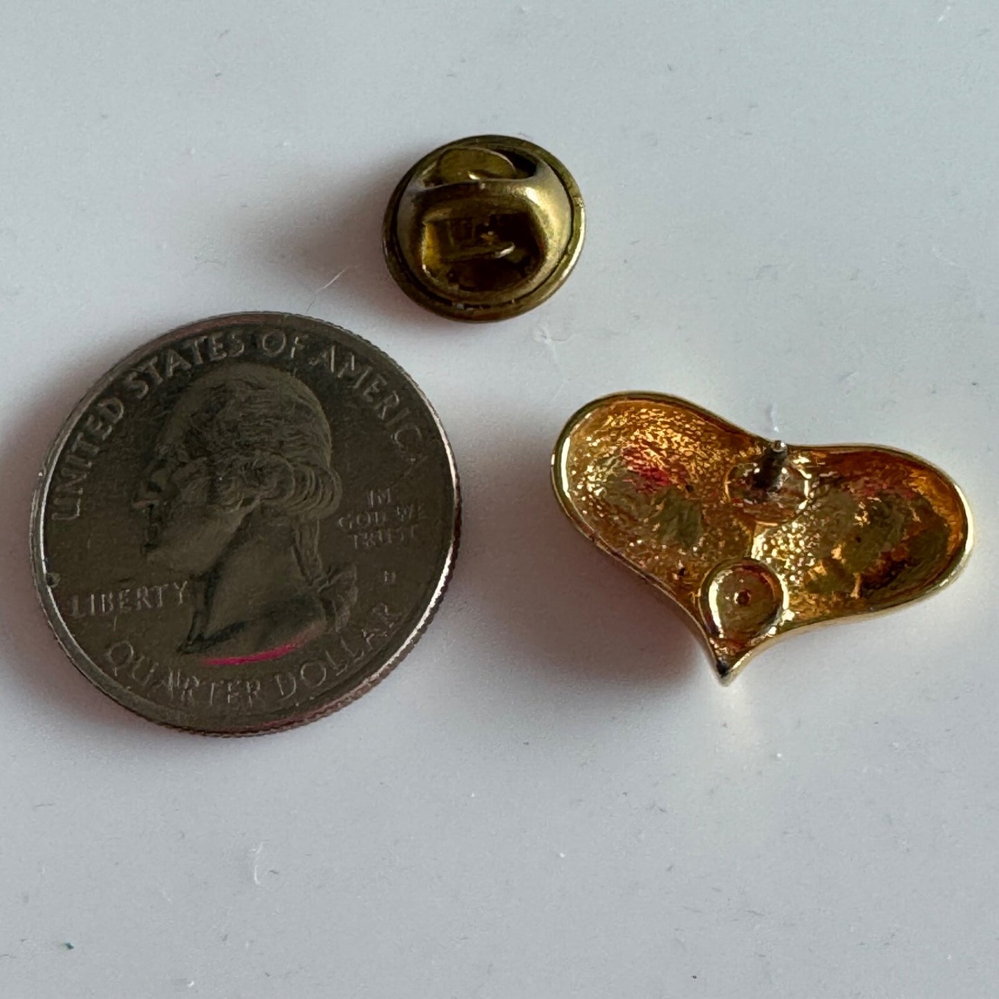 Vintage Abstract Curved Gold Heart Pin – Artistic Modern Brooch