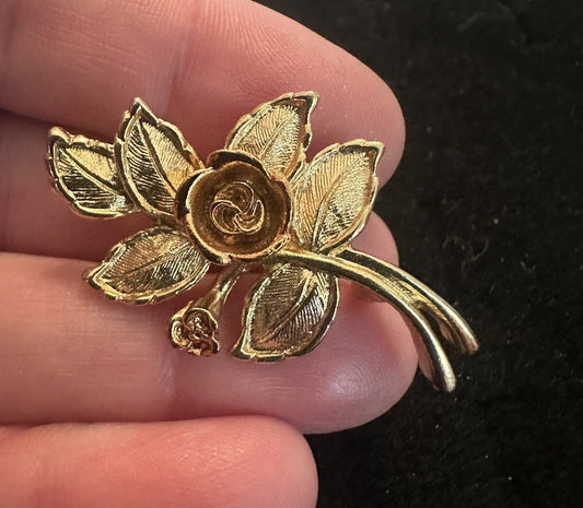 STUNNING VINTAGE SIGNED AVON GOLD TONE ROSE FLOWER 1 1/2" BROOCH PENDANT