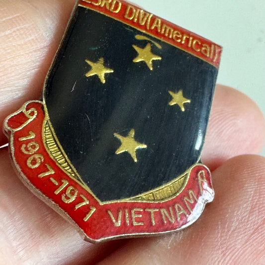 23rd Division America Vietnam Pin (1967–1971) – Black Shield with Stars