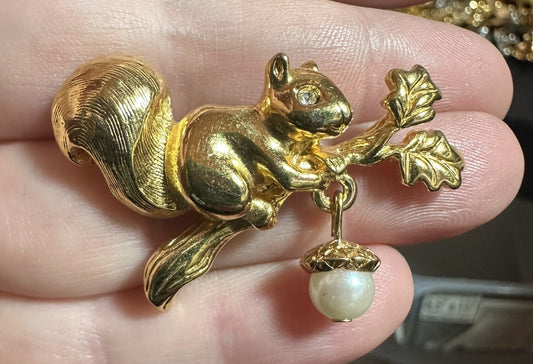 Vintage Avon Squirrel On Branch Dangle Faux Pearl Acorn Gold Tone Brooch Pin