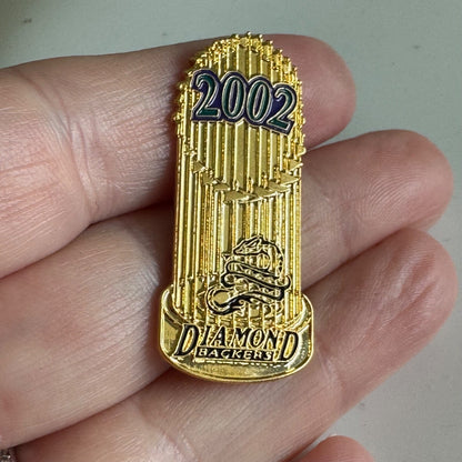 Arizona Diamondbacks 2002 Diamondbackers Pin – MLB Trophy Style Badge