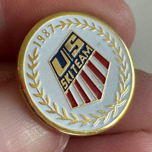 Vtg 1987 US Ski Team White Red Blue Wreath Enamel Lapel Pin Badge Olympics