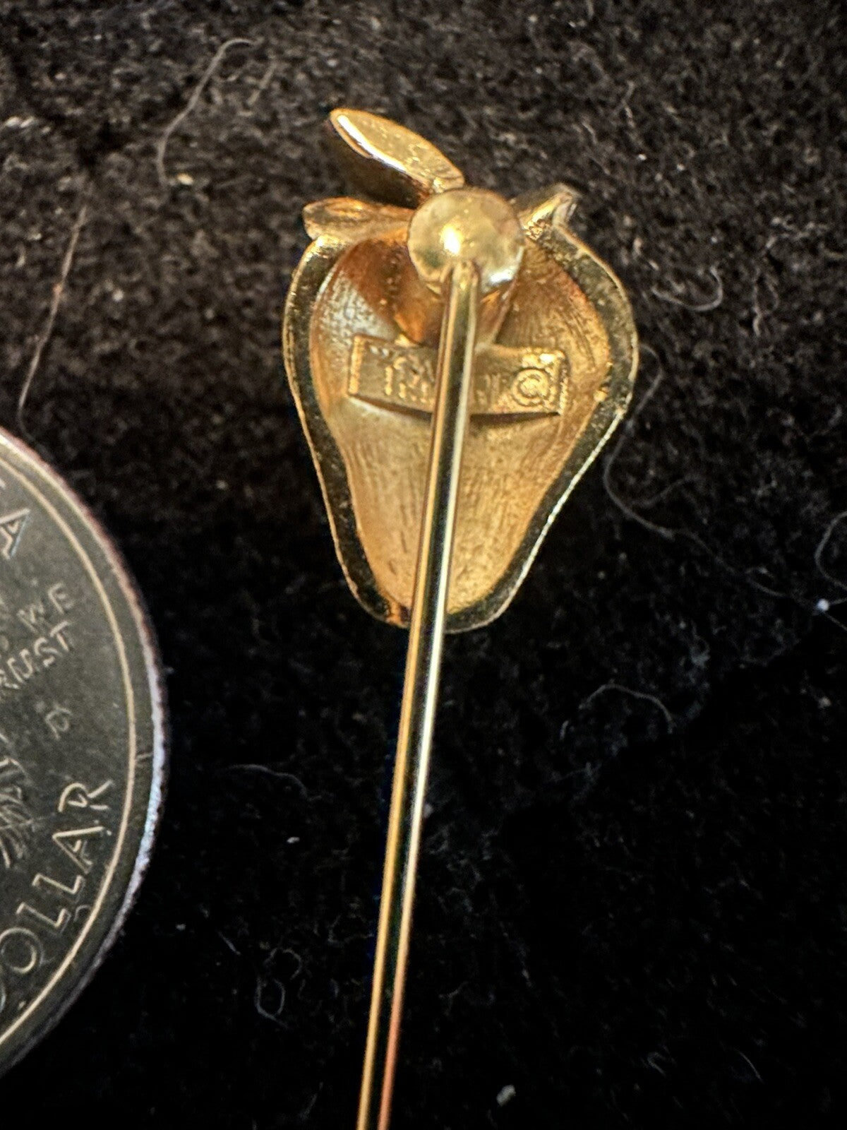 VTG. CROWN TRIFARI BRUSHED GOLD TONE STRAWBERRY FRUIT STICKPIN