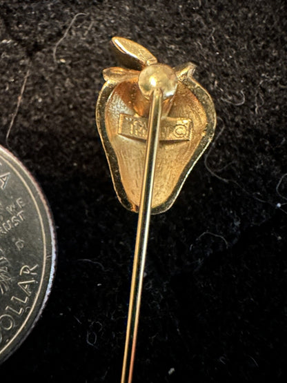 VTG. CROWN TRIFARI BRUSHED GOLD TONE STRAWBERRY FRUIT STICKPIN