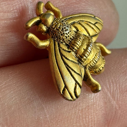 Gold Bee Brooch – Vintage Insect Pin with Detailed Wings