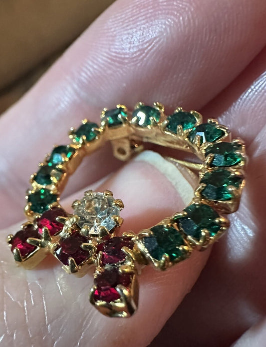Vintage Classic Christmas Brooch Pin Wreath Bow Red Green Rhinestone Gold Tone