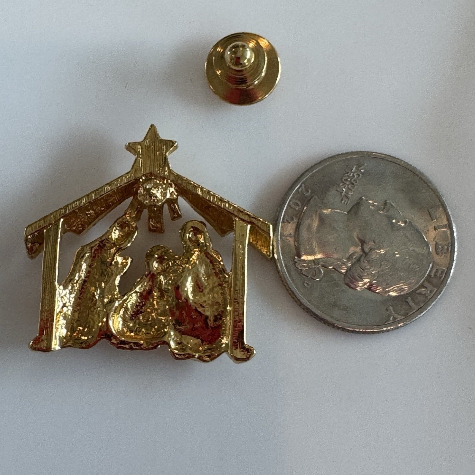 Vtg Avon Nativity Lapel Pin w/ Gold Tone Christmas Manger & Rhinestone Star