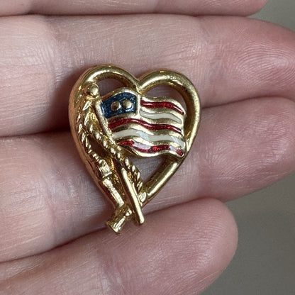 VTG GOLD TONE U.S. FLAG HEART PIN UNITED STATES July 4th AVON Tie Tack AMERICAN