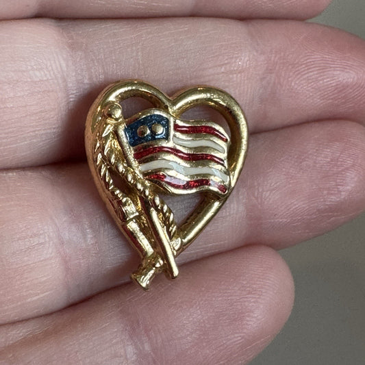 VTG GOLD TONE U.S. FLAG HEART PIN UNITED STATES July 4th AVON Tie Tack AMERICAN