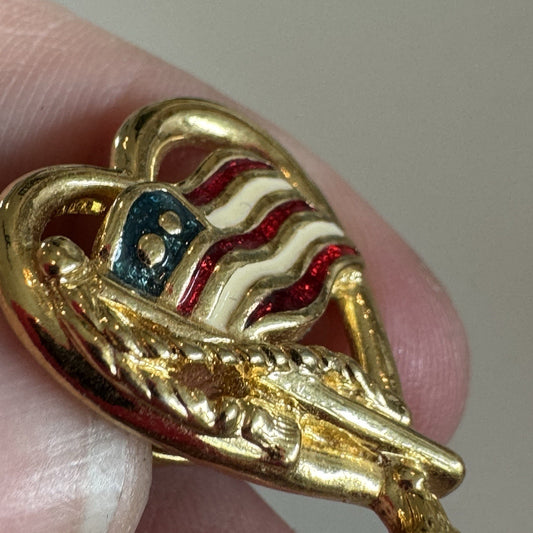 VTG GOLD TONE U.S. FLAG HEART PIN UNITED STATES July 4th AVON Tie Tack AMERICAN