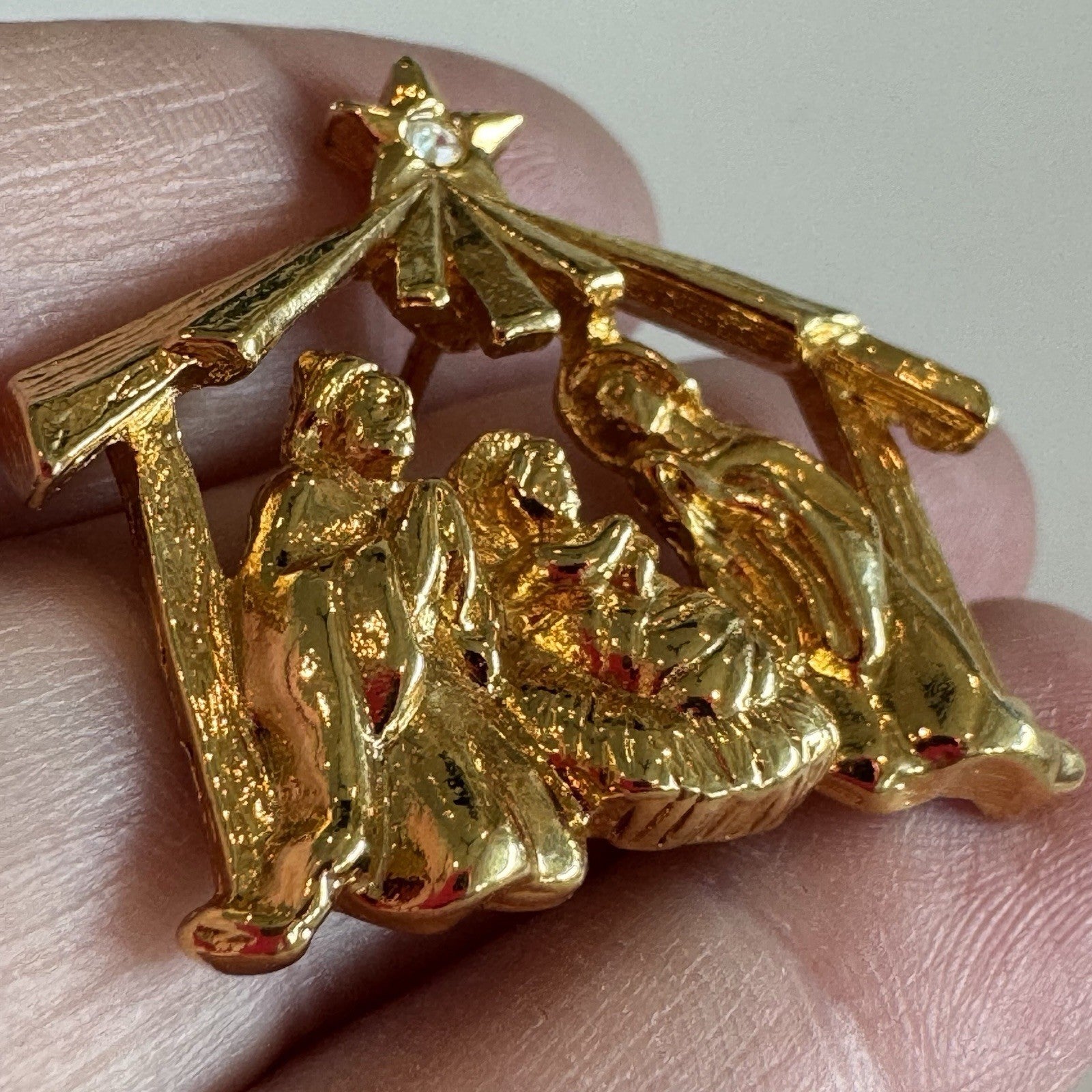 Vtg Avon Nativity Lapel Pin w/ Gold Tone Christmas Manger & Rhinestone Star